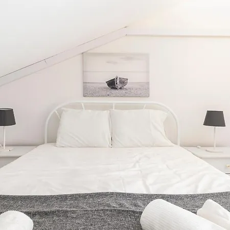 Nazare Cosy 2Br Near Beach Apartment *