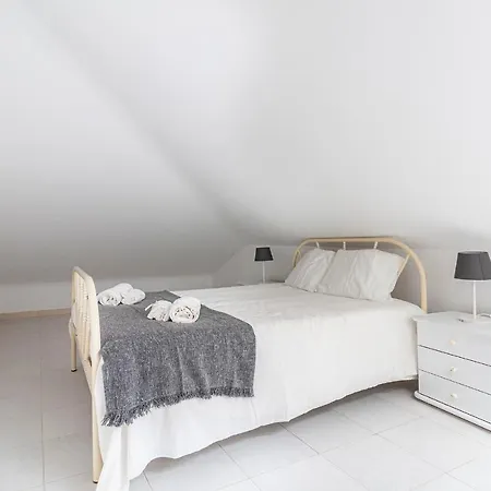 Nazare Cosy 2Br Near Beach Apartment