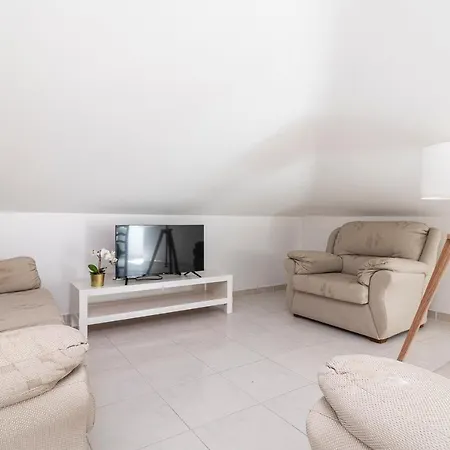 Nazare Cosy 2Br Near Beach Apartment